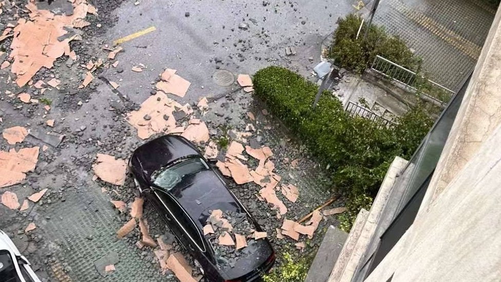 上海閔行一處居民樓牆體脫落砸中地面汽車（16/9/2024）