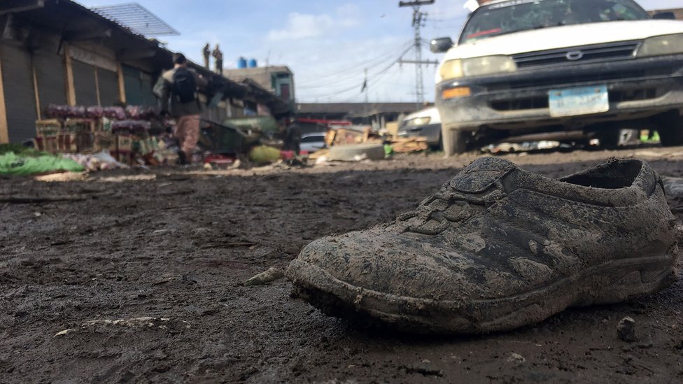 Одинокий ботинок, покрытый грязью, среди прочего мусора, на месте взрыва бомбы в Парачинаре в субботу