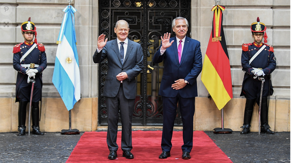 El canciller alemán, Olaf Scholz, y el presidente de Argentina, Alberto Fernández, saludan durante su encuentro en Buenos Aires