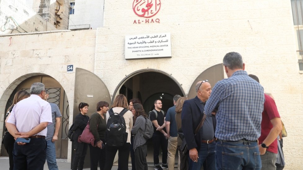 Anggota organisasi Israel mengunjungi kantor al-Haq.