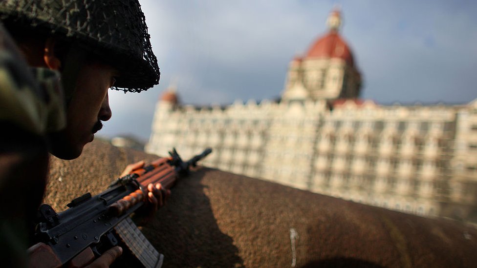 Soldado indiano durante ataque ao hotel Taj Mahal em Mumbai