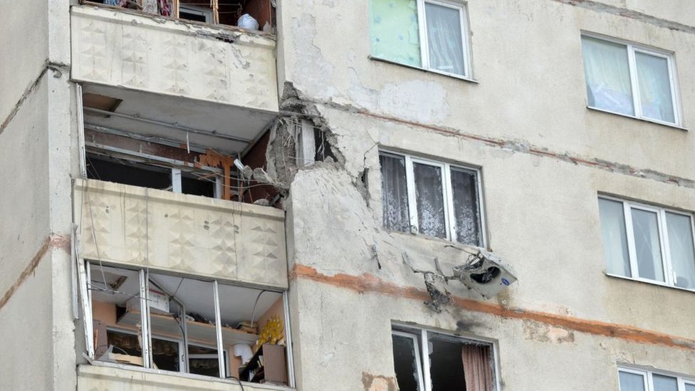 Edificio residencial dañado por los recientes bombardeos en Járkiv, el 26 de febrero.