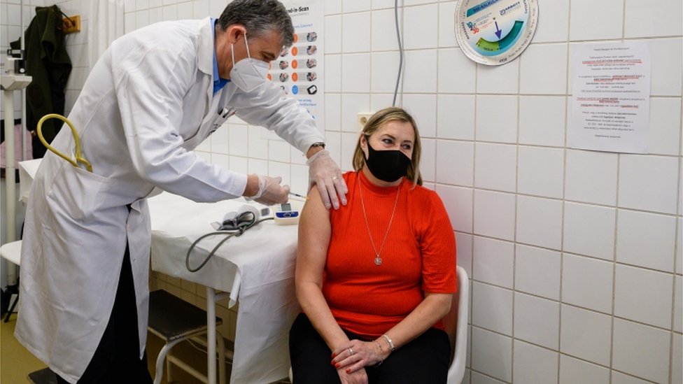 Mujer recibe la vacuna en Hungría.
