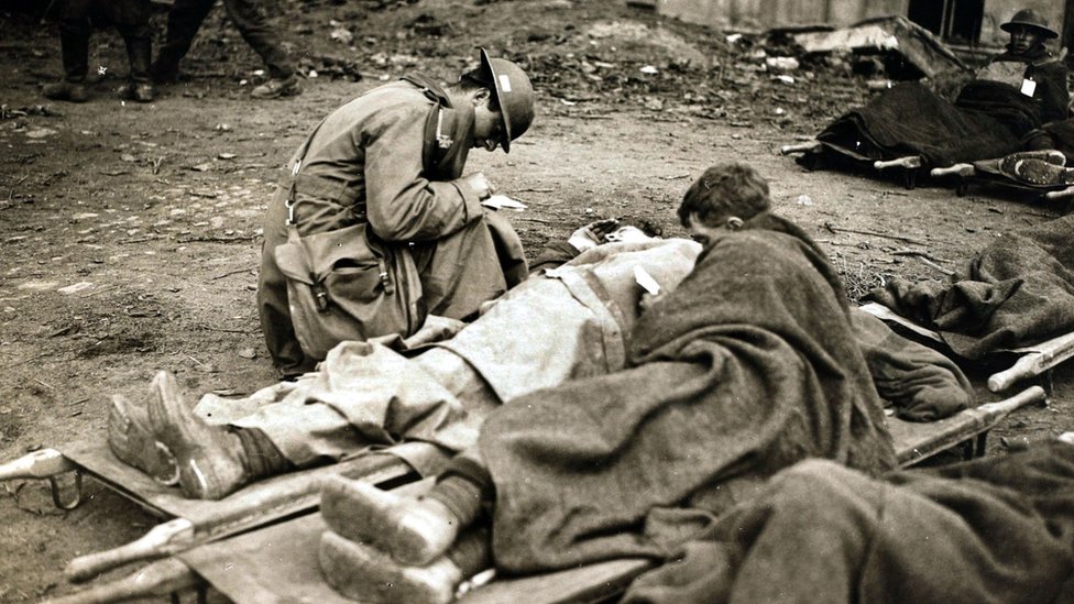 Капеллан пишет письма домой раненым британским войскам во время победы англичан при Камбре, Франция, 1917 г.