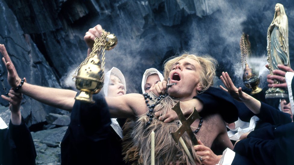 На снимке - Кристофер Гейбл в роли Заратустры с монахинями в кадре из фильма. Последний телевизионный фильм Кена Рассела «Танец семи вуалей»