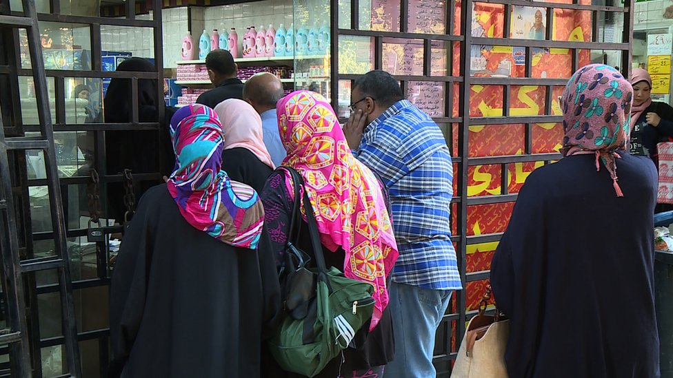 الحكومة المصرية تبدأ توزيع بعض السلع التموينية الرئيسية بأسعار مخفضة لحاملي بطاقات الدعم