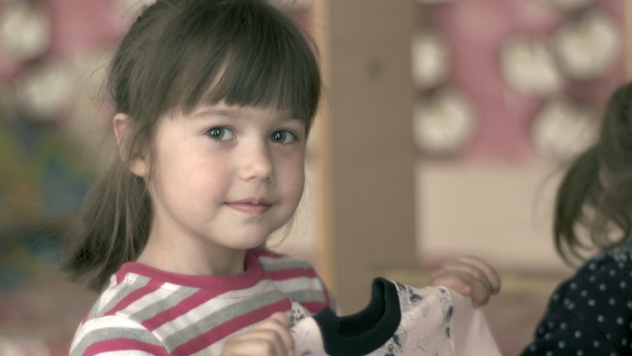 Забрать ребенка просто" – как дети попадают в приюты при живых родителях -  BBC News Русская служба