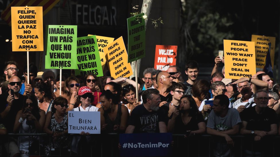 En una manifestación contra los atentados de Barcelona, muchos de los asistentes portaron carteles contra la venta de armas desde España. Carteles contra la venta de armas en una manifestación contra el terrorismo en Barcelona.