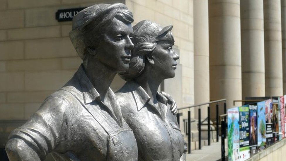 Статуя «Женщины из стали» в Шеффилде