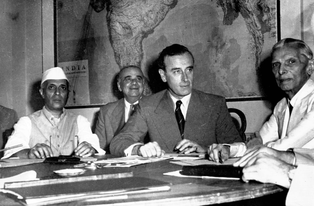 Radcliffe (en el medio) participa en una reunión con Nehru (izquierda) y Jinnah (derecha) sobre la partición de India en dos estados.