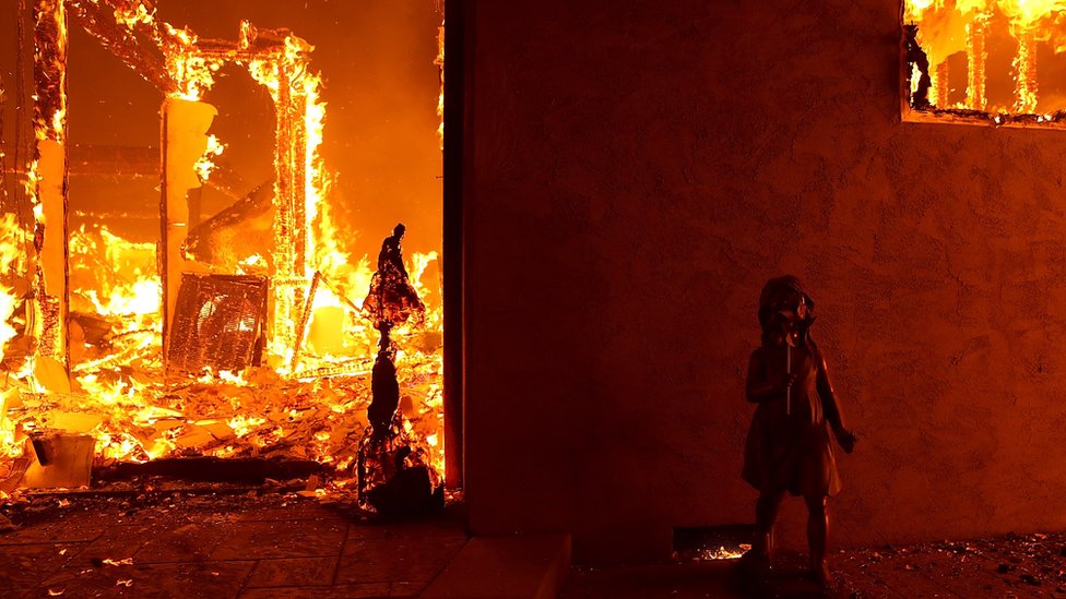 Дом горит во время движения костра 8 ноября 2018 года в Парадайзе, Калифорния