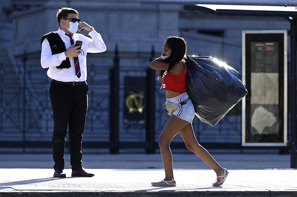 Uma menina carrega um saco de lixo em Buenos Aires