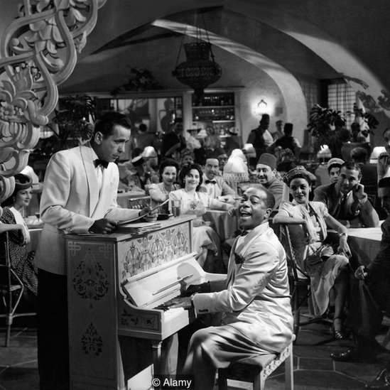 La frase "Tócala de nuevo, Sam" es una de las citas falsas más citadas de la historia del cine. Humphrey Bogart y Dooley Wilson. (Foto: Alamy)