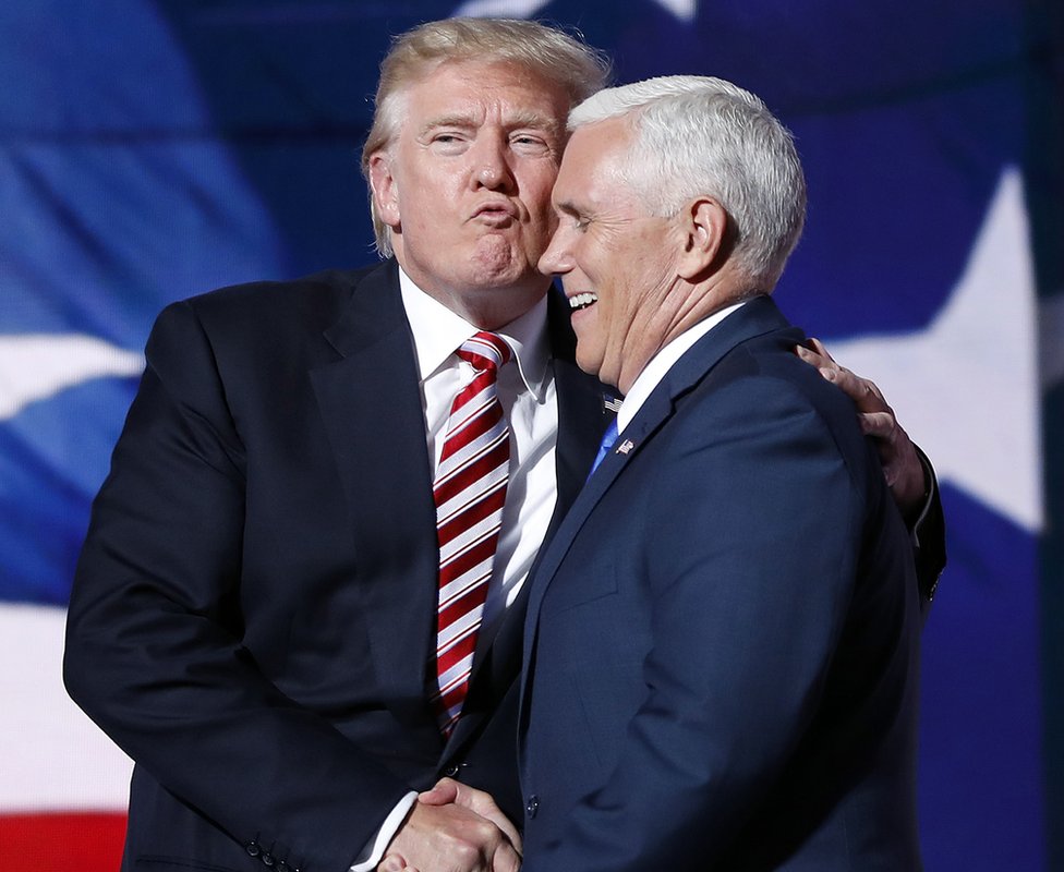 Дональд Трамп целует своего напарника Майка Пенса на сцене в Кливленде, 20 июля