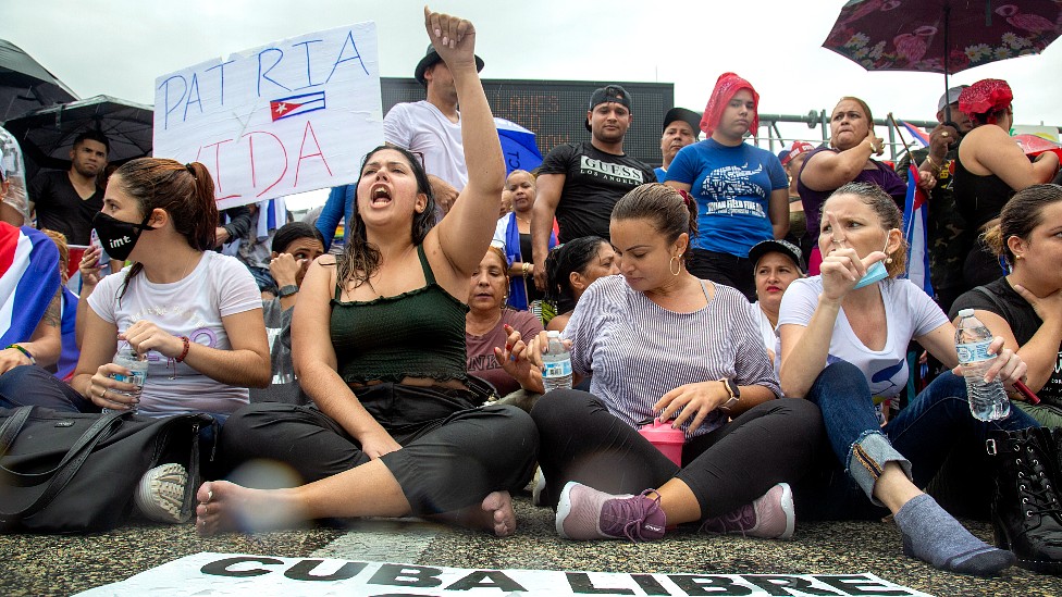 Manifestantes en la autopista Palmetto con banderas de Cuba