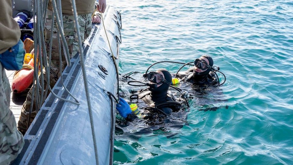 Buzos de la Armada ayudaron a recuperar el globo del Océano Atlántico