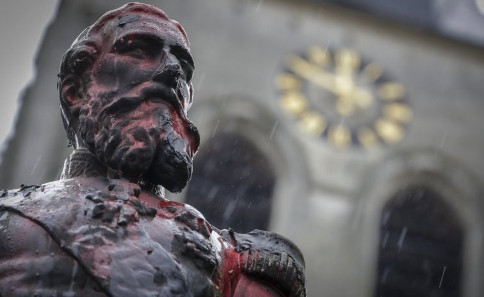 Поврежденная статуя короля Леопольда II в Антверпене, 5 июня 2020 г.