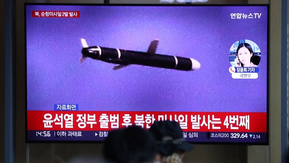 首爾民眾此前在電視上觀看朝鮮的一次導彈發射。