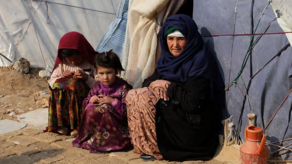 阿富汗難民營中的婦女和兒童