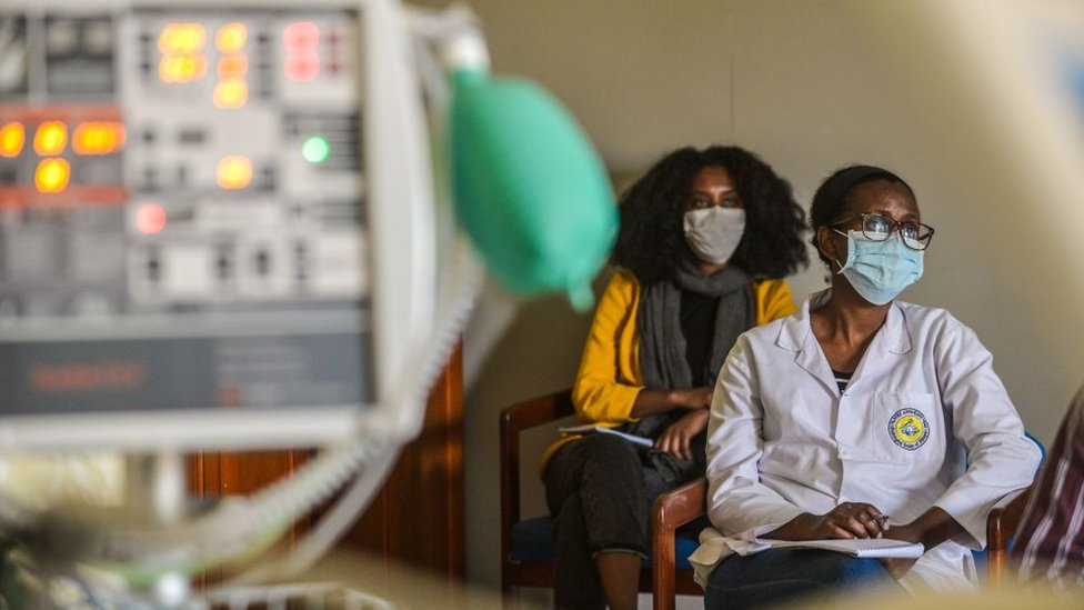 Profesionales sanitarios aprendiendo a usar respiradores en el American Medical Center (AMC) de Addis Abeba, en Etiopía, el 1 de abril de 2020.
