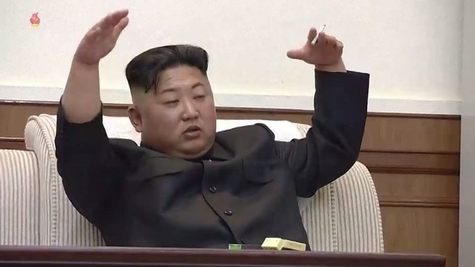 Ким Чен Ын жестикулирует с сигаретой в руке