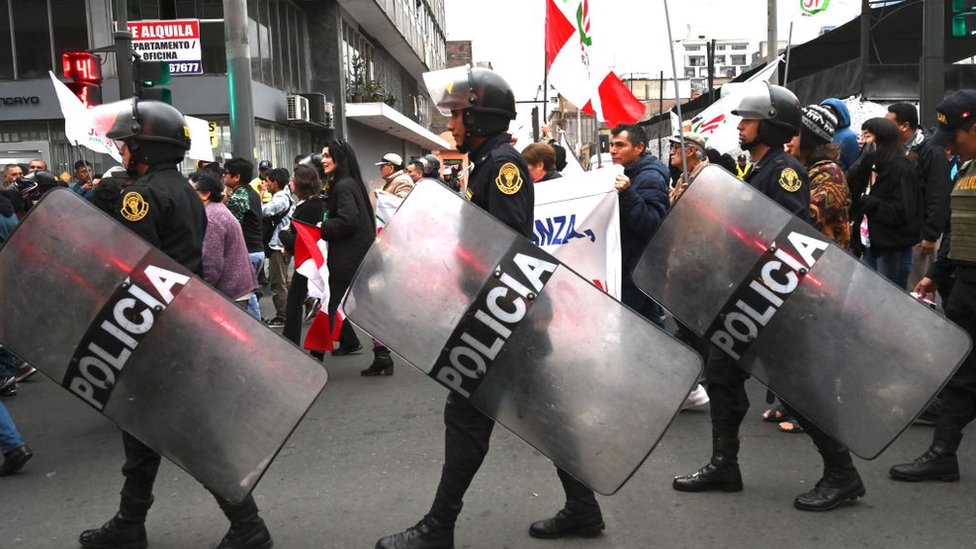 Efectivos de la policía escoltan una protesta contra la corrupción en las calles de Lima, 30 de septiembre de 2019