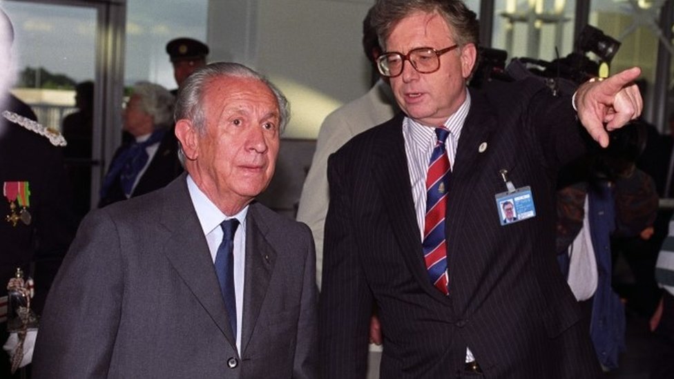 Президент МОК Хуан Антонио Самаранч (слева) и председатель Олимпийских игр 2000 года в Манчестере предложили председателю Бобу Скотту в аэропорту Манчестера начать двухдневный визит.