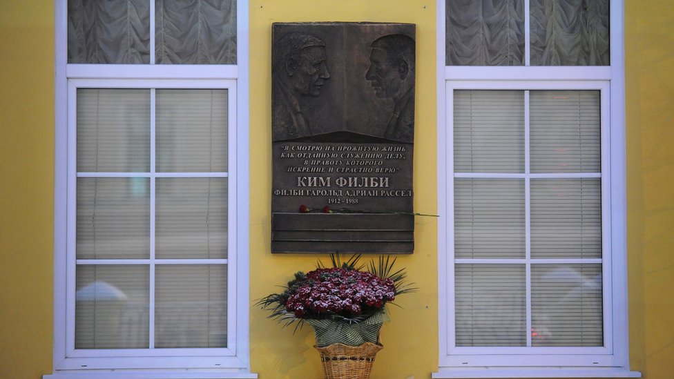 Una placa de reconocimiento a Kim Philby en Moscú. Una placa de reconocimiento a Kim Philby en Moscú.