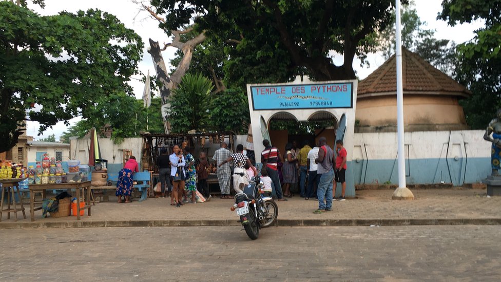 El Templo de Pitones en Benín es considerado un lugar sagrado por los seguidores del vudú. Templo de las Pitones, Benín