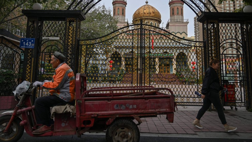 Sebagian besar masyarakat Uighur adalah penganut Islam, dan jumlahnya mencapai 11 juta jiwa di Xinjiang, China