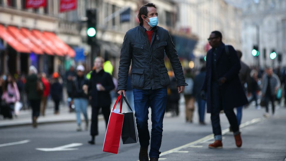 Comprador en una calle de Londres.