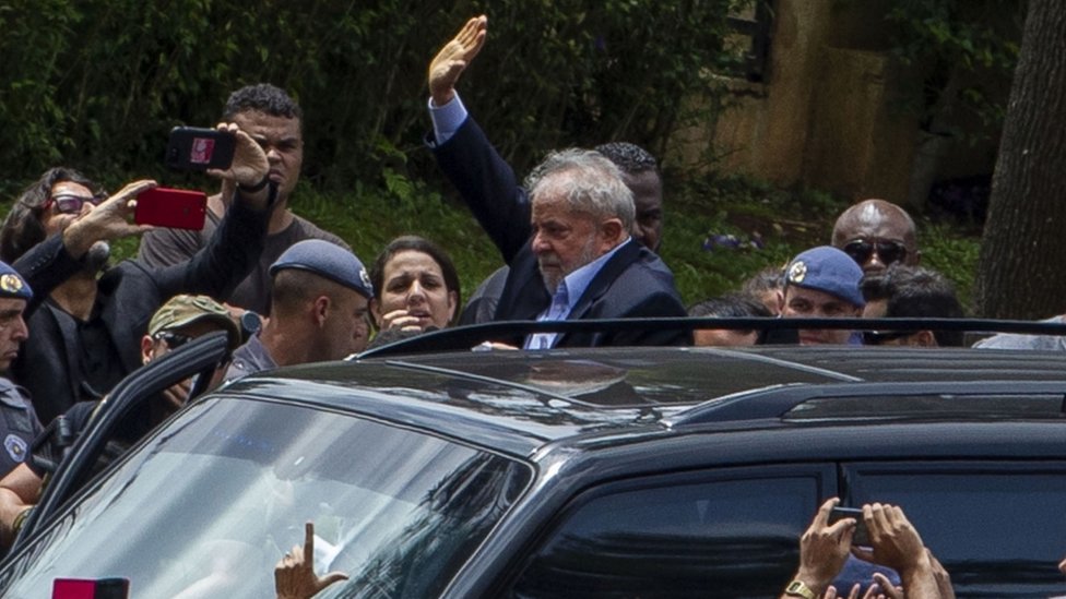 Lula, escoltado por la policía, saliendo del velatorio de su nieto Arthur.
