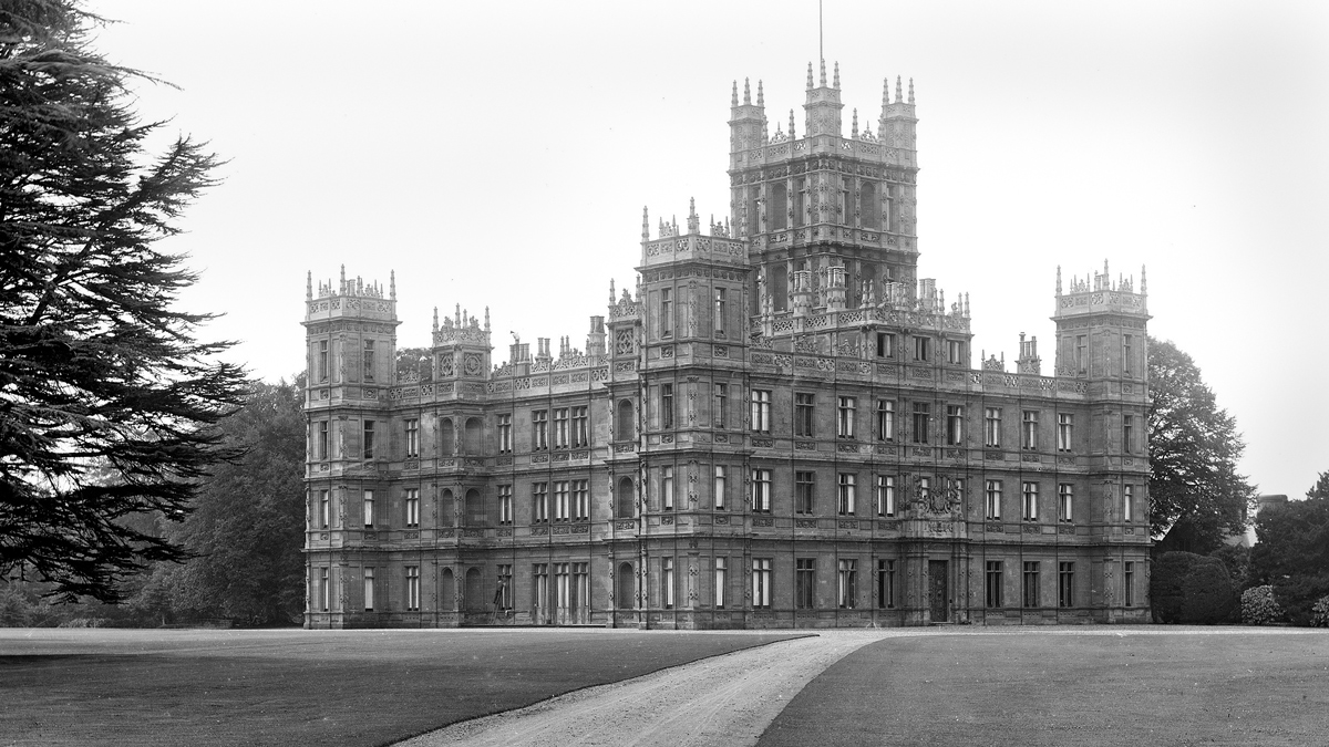 1890年的海克利爾城堡（Highclere Castle），電視劇和電影《唐頓莊園》外景地。
