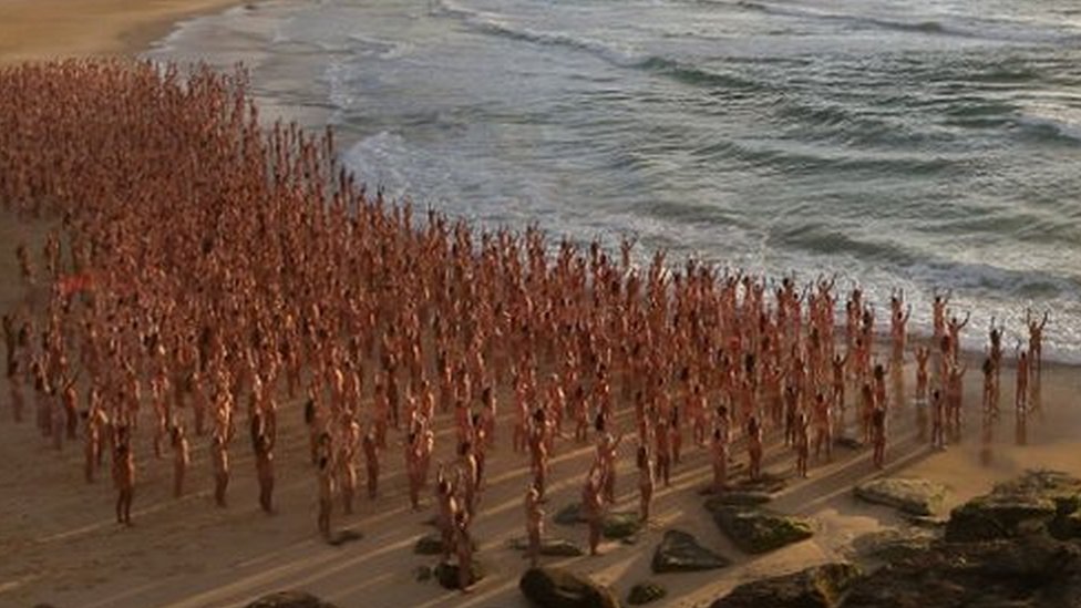 976px x 549px - Naked volunteers pose for Tunick artwork on Bondi Beach - BBC News