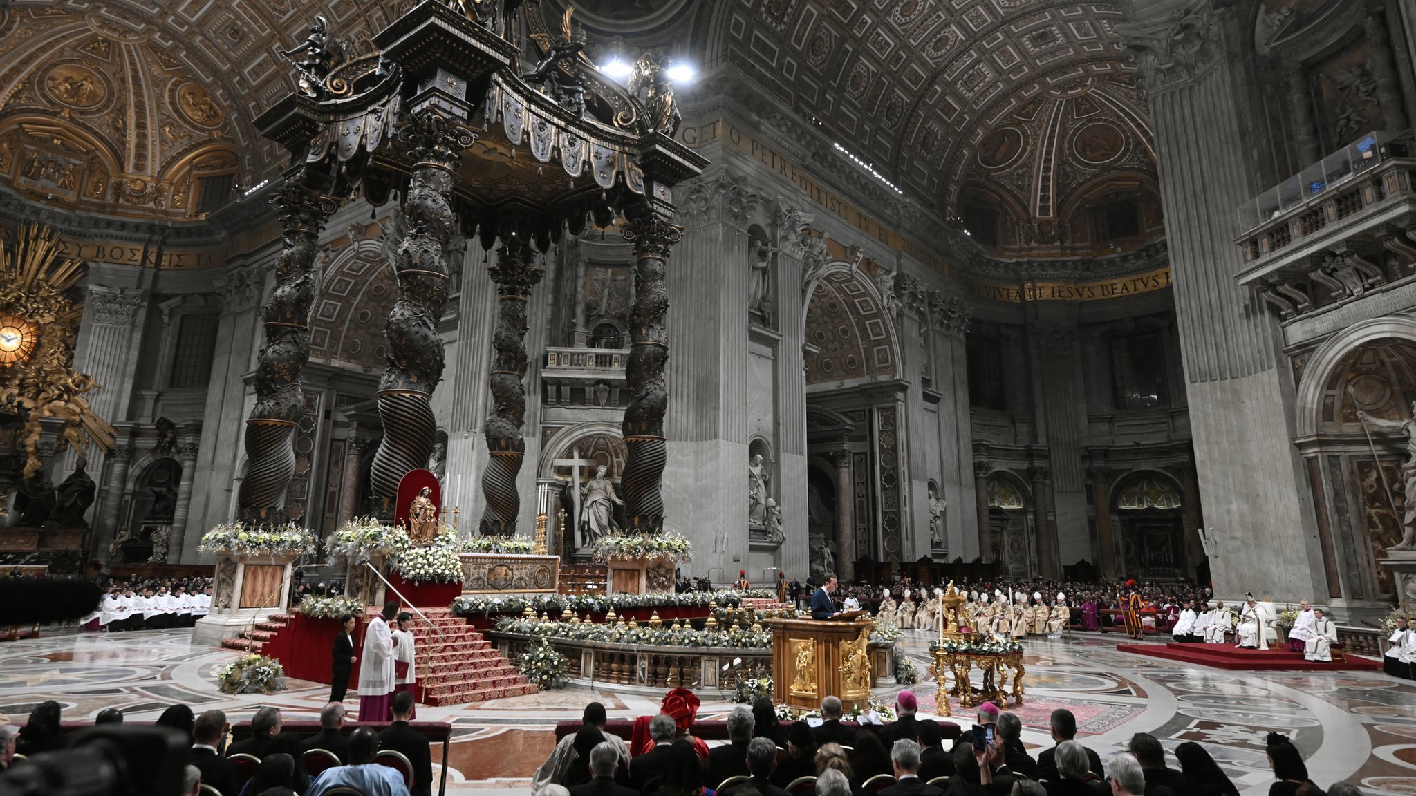 Papa Franja predvodi ponoćnu misu na Badnje veče u bazilici Svetog Petra u Vatikanu
