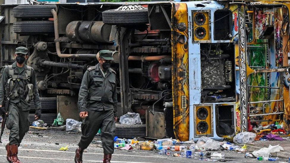 இலங்கை வன்முறை: ஜனாதிபதி கோட்டாபய கட்சி எம்.பிக்கள் இருவர் கைது - BBC News  தமிழ்