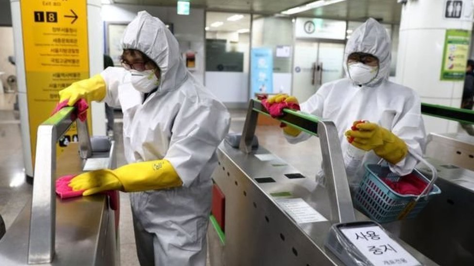 En Corea del Sur, las estaciones de metro se desinfectaban constantemente para mantenerlas libres de virus.