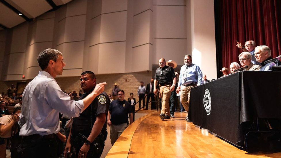 Beto O'Rourke heckles Texas Governor Greg Abbott over gun laws