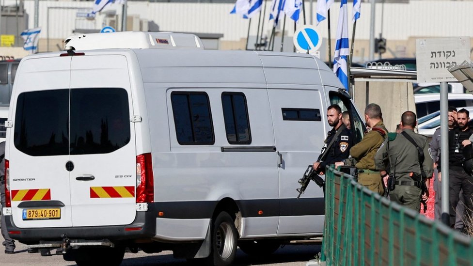 一輛載有巴勒斯坦被拘留者的貨車抵達位於以色列佔領的約旦河西岸的以色列軍事監獄奧費爾