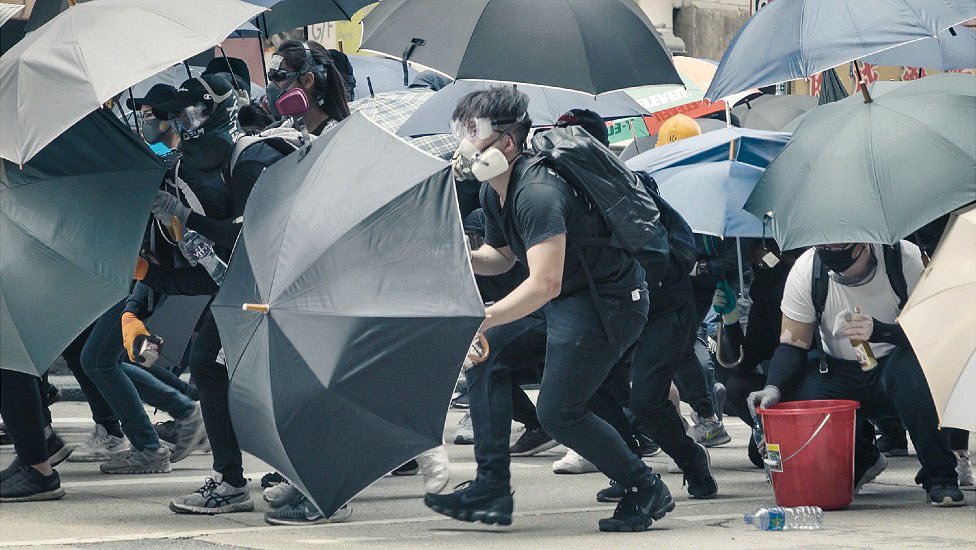В прошлом году демонстранты использовали зонтики в качестве щитов - тактика, освоенная во время движения зонтиков 2014 года