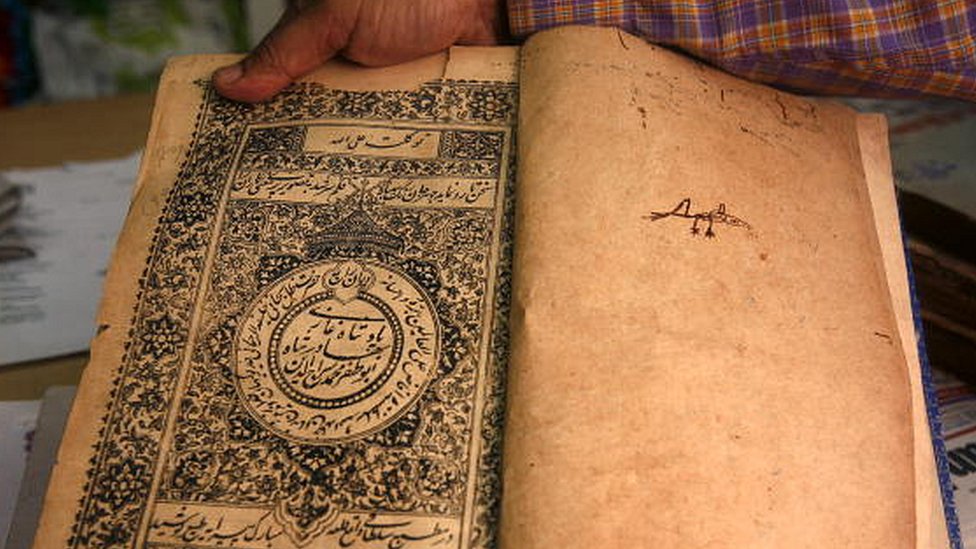 كتاب نادر باللغة الأُردية في وضع بال في مكتبة حظرت شاه ولي الله في نيودلهي، وقد التقطت الصورة في 28 يونيو/حزيران عام 2010.
