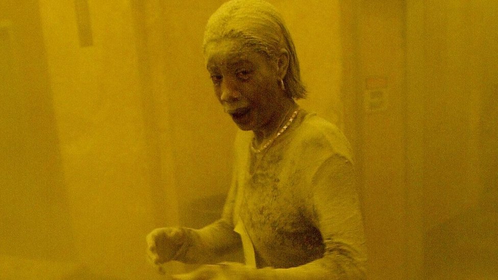 Atentados del 11 de septiembre: la icónica foto de Marcy Borders, la "dust lady" cubierta de polvo tras los ataques a las Torres Gemelas - BBC News Mundo