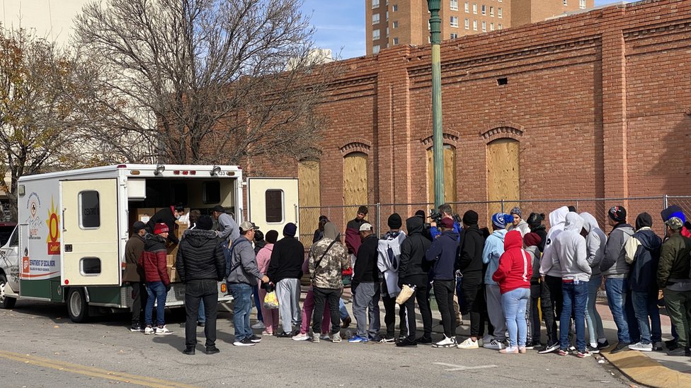 Organizações como o banco de alimentos El Pasoans Fighting Hunger estão alimentando centenas de migrantes todos os dias nas ruas de El Paso