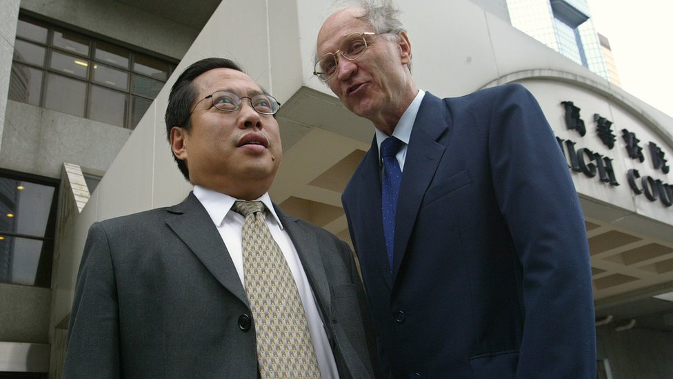 何俊仁（左）與關尚義（右）在香港高等法院門外（10/11/2004）