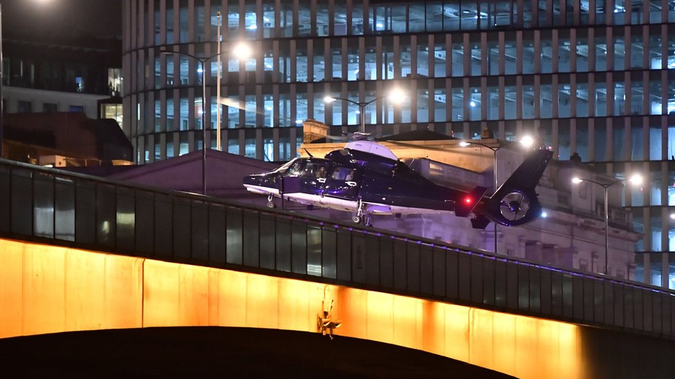 Helicópteros sobrevolando el Puente de Londres Helicópteros sobrevolando el Puente de Londres