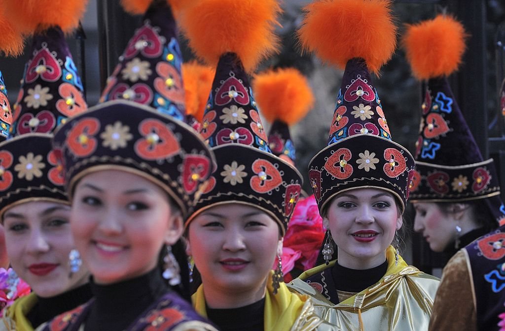 فتيات من قرغيزستان وهن يرتدين الأزياء التقليدية في نوروز، 21 مارس/آذار 2017