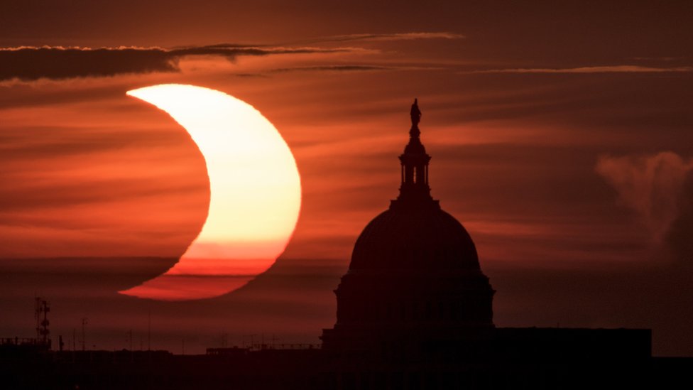 Vista del eclipse anular solar en Washington D.C.