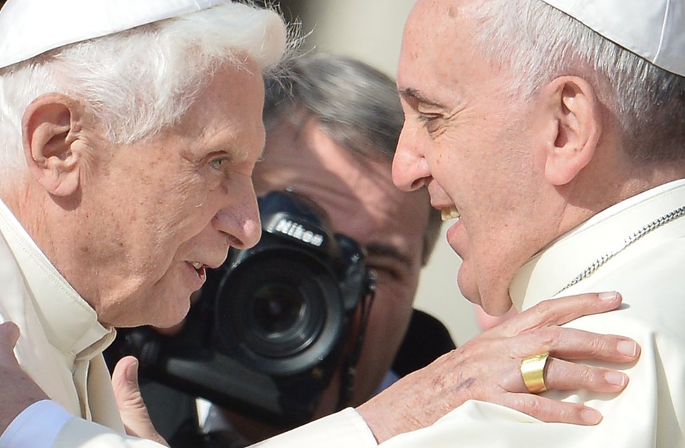 Почетный Папа Бенедикт XVI приветствуется на мессе Папой Франциском