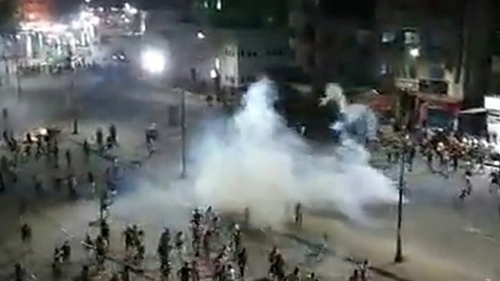 Скриншот видео, якобы показывающего противостояние протестующих и сил безопасности на площади Арбаин, Суэц, Египет, 21 сентября 2019 г.