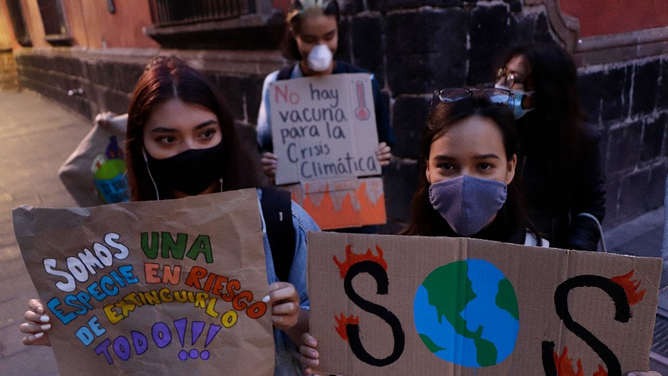 Niñas y adolescentes en México con un cartel que dice: "Somos una especie en riesgo de extinguirlo todo"